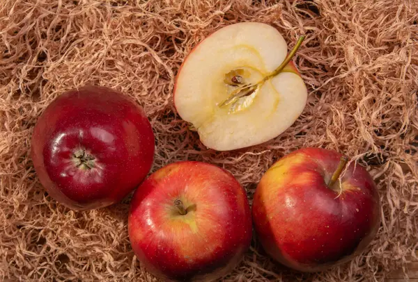 Стиглі Червоні Яблука Дерев Яному Столі — стокове фото