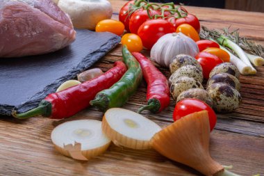 Ahşap bir kırsal masada yemek pişirmek için gerekli malzemeler.