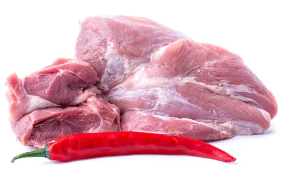 Стручок красного чили и кусок свиной вырезки на белом изолированном фоне — стоковое фото