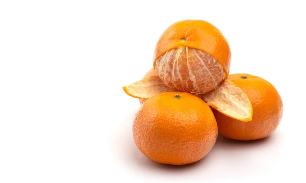 Mogna Tangeriner Vit Isolerad Bakgrund Närbild Utrymme För Makro Text — Stockfoto