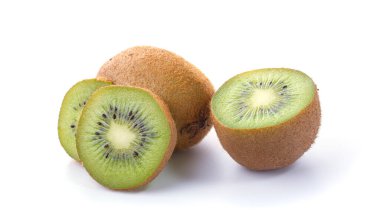 Beyaz yalıtılmış arka planda dilimlenmiş olgun kivi meyvesi.