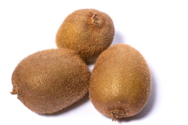 Yukarıdan beyaz arkaplan görünümlü Kivi meyvesi yakın plan