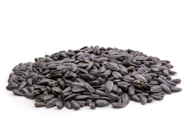 İzole edilmiş beyaz arka planda yanmış ayçiçeği tohumları, yakın plan.