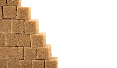 Beyaz izole bir zemin üzerinde koyu şeker küplerinden yapılmış basamaklar, boş alan