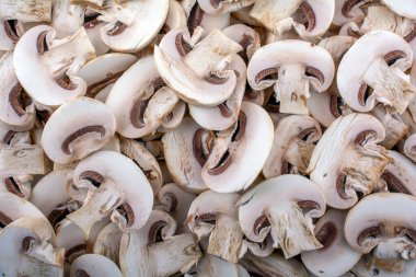 Arka plan olarak taze kesilmiş mantarlar, üst görünüm