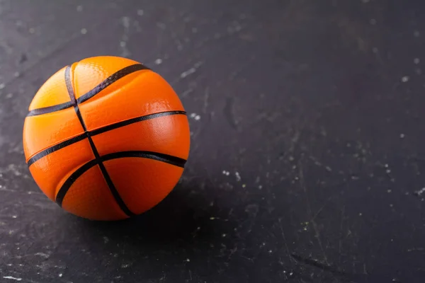 Koszykówka na ciemnym, teksturowanym tle, wolna przestrzeń — Zdjęcie stockowe