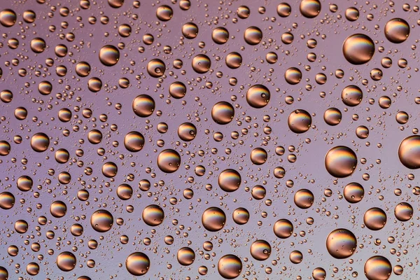 Achtergrond van waterdruppels op de kleurrijke oppervlak — Stockfoto