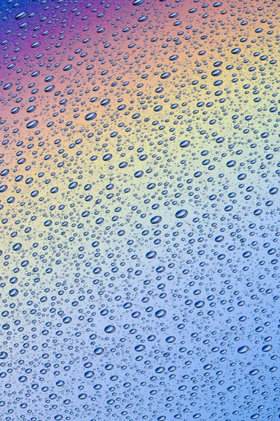 Fond de gouttes d'eau sur une surface colorée — Photo