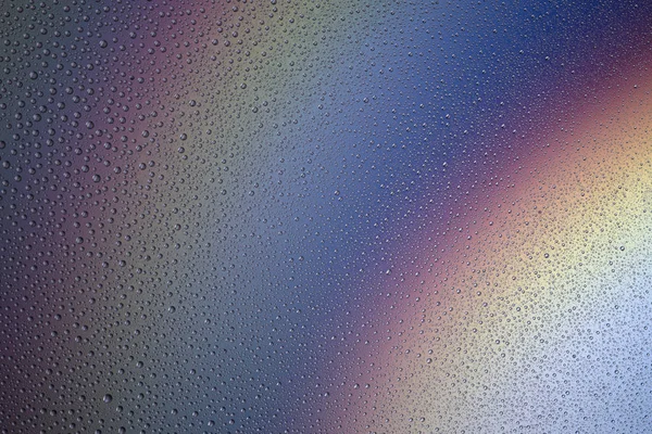 Фон водяных капель на красочной поверхности — стоковое фото
