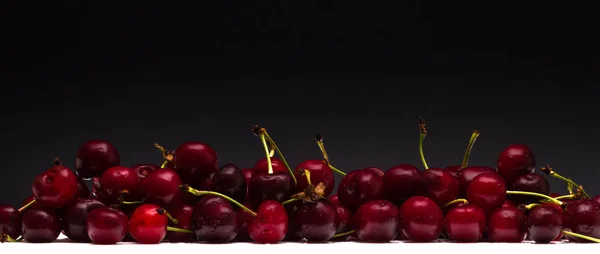 Wet cherries with water drops and soft light reflects — Stock Photo, Image