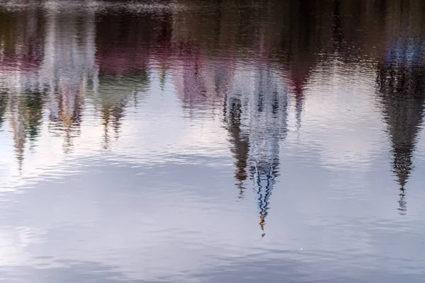 Осеннее отражение в озере — стоковое фото