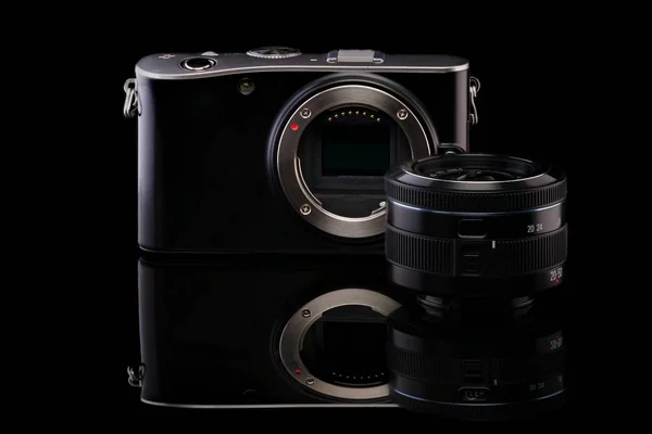 Mirrorless kamera och objektiv. — Stockfoto