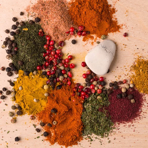 ahşap bir masa üzerine baharat.