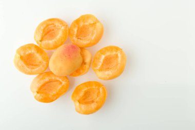 Beyaz bir arka plan üzerinde yemek pişirmek için hazırlanan tohumları ile kayısı tatlısı. 