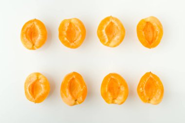 Beyaz bir arka plan üzerinde yemek pişirmek için hazırlanan tohumları ile kayısı tatlısı. 