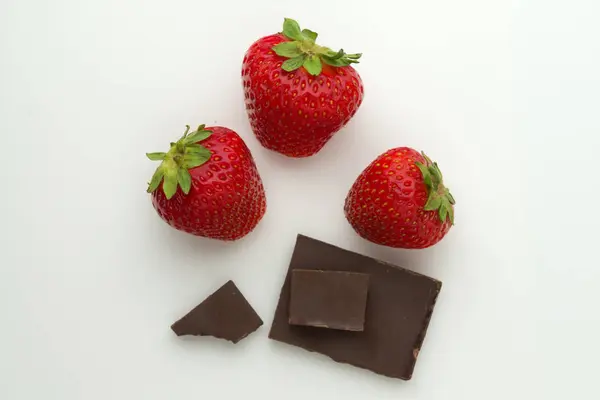 Conjunto de fresas naturales y chocolate . —  Fotos de Stock