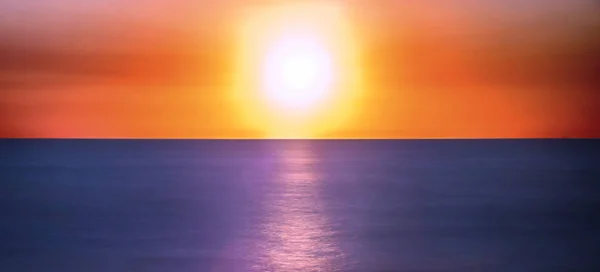 Renkli deniz günbatımı. Uzun pozlama etkisi ile deniz üzerinde renkli günbatımı geniş ekran fotoğraf.