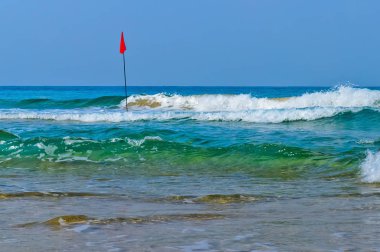 Tehlikeli plaj alanı su kum sıkışmış bir kırmızı bayrak tarafından işaretlenir. 