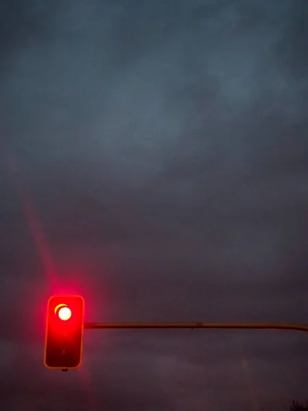 Semáforo Vermelho Sobre Céu Tempestuoso Madrid Espanha — Fotografia de Stock