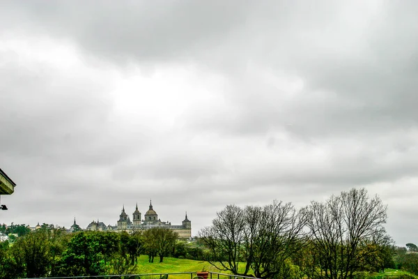 Uitzicht op het klooster van San Lorenzo del Escorial, Madrid, Spanje — Stockfoto