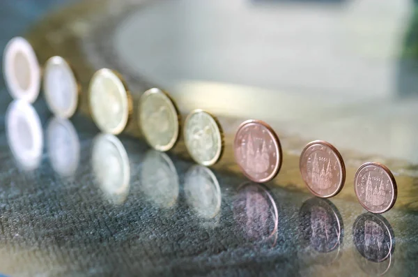 Euromunten op een glazen tafel. — Stockfoto