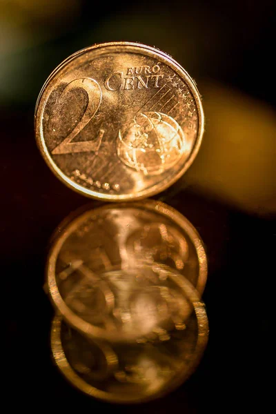 Euromunten op een glazen tafel. — Stockfoto
