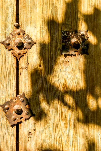 나무로 된 오래 된 문의 세부 사항. — 스톡 사진