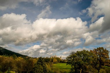 La Herreria golf sahasından San Lorenzo del Escorial Manastırı manzarası, Madrid, İspanya