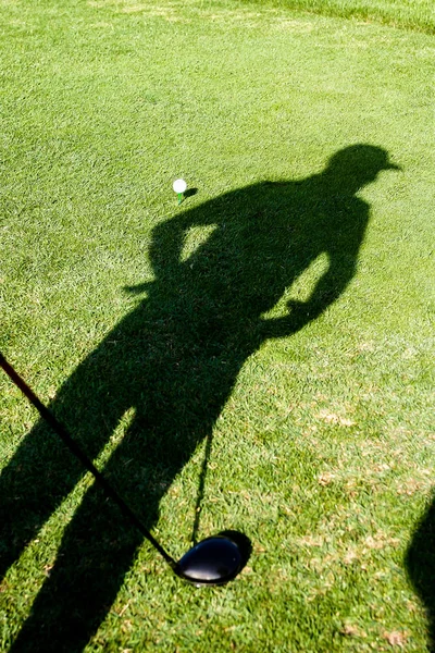 Ombre d'un joueur de golf sur l'herbe — Photo