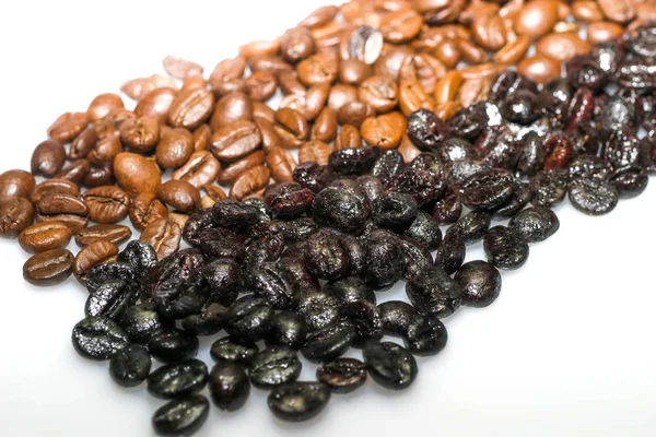 Grãos de café, preparados a partir de torrado natural e torrado — Fotografia de Stock