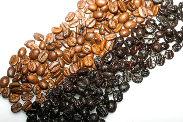 천연 로우스 트 로 만든 볶은 커피 열매 — 스톡 사진