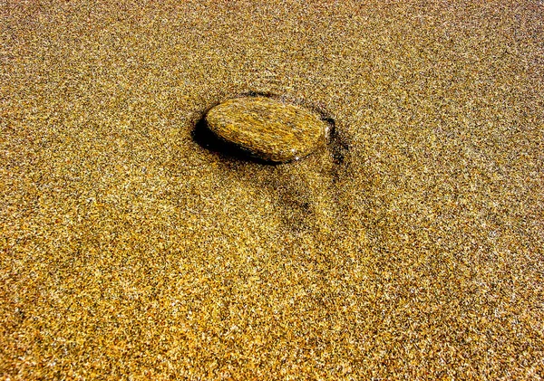 Pedra submersa na costa da praia . — Fotografia de Stock