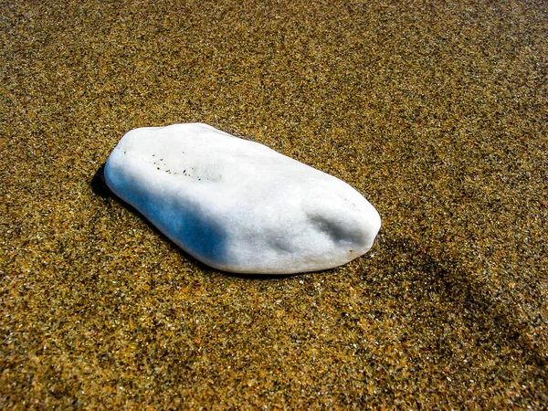 Stone submerged on the shore of the beach. — Stock Photo, Image