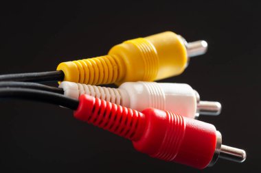 Kablolar ve teknik iletişim elemanları.