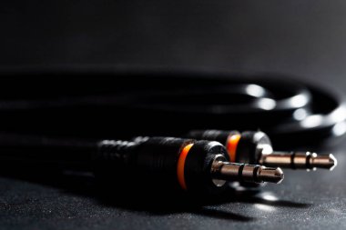 Kablolar ve teknik iletişim elemanları.