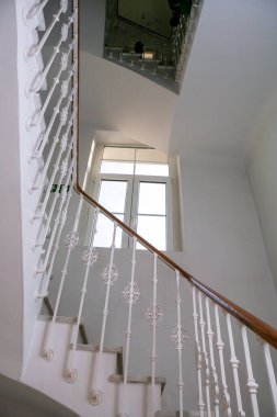 Bir merdiven manzarası ve aşağıdaki korkuluklar.