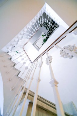 Bir merdiven manzarası ve aşağıdaki korkuluklar.