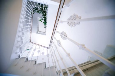 Bir merdiven manzarası ve aşağıdaki korkuluklar.