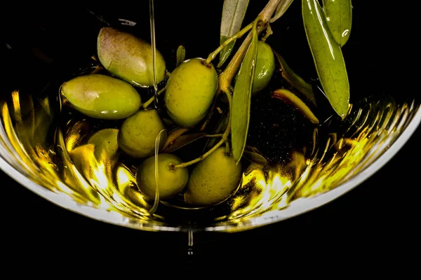Olive verdi e olio d'oliva — Foto Stock