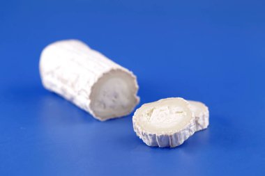 Keçi buklesi, yumuşak peynir ve çok beyaz renk..