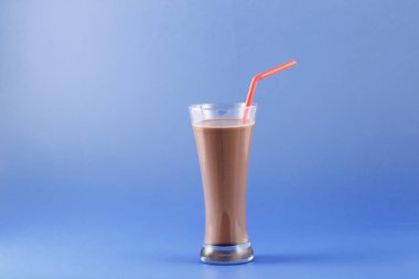 çikolatalı milkshake, inek sütünden yapılan tatlı içecek..