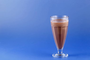 çikolatalı milkshake, inek sütünden yapılan tatlı içecek..