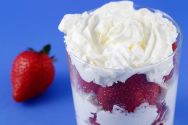 Kremalı çilek, çok tatlı ve kremalı tatlı..