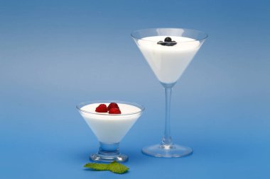 Doğal yoğurt küvetleri, inek sütünden elde edilir..