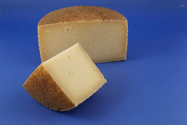 Manchego peyniri, koyun sütünden elde edilir..