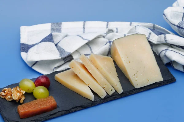 Keile aus gehärtetem Manchego-Käse. — Stockfoto