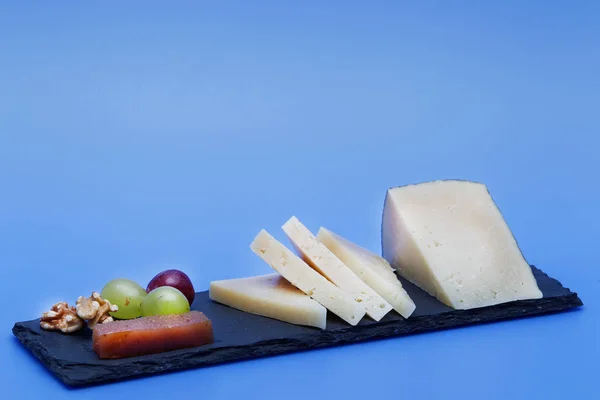 Keile aus gehärtetem Manchego-Käse. — Stockfoto