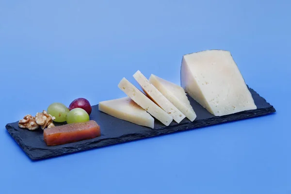 Keile aus gehärtetem Manchego-Käse. — Stockfoto