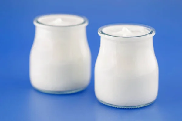 Tubs of natural yogurt, derived from cow's milk. — Stock Photo, Image