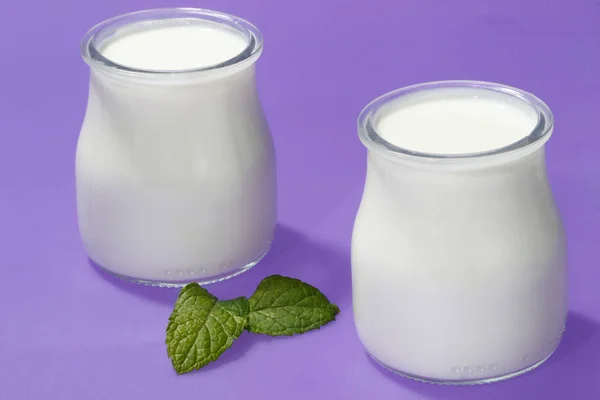 Knollen van natuurlijke yoghurt, bereid uit koemelk. — Stockfoto